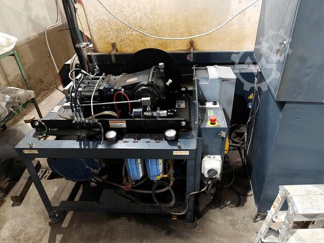Waterjet cutting machine Omax Maxiem 1530