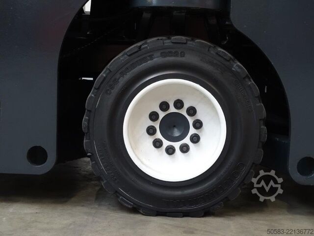 Four-way side loader Combilift C3000