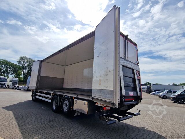 Suitcase Volvo FM 370 Globetrotter 6x2*4 - Box with sidedoors ...