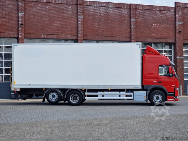 Suitcase Volvo FM 370 Globetrotter 6x2*4 - Box with sidedoors ...