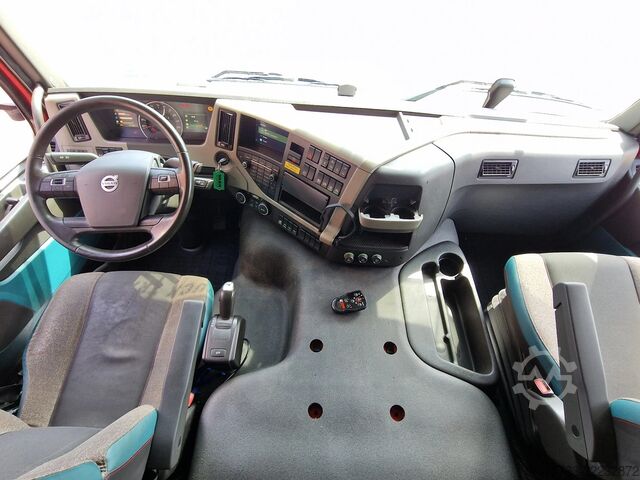 Suitcase Volvo FM 370 Globetrotter 6x2*4 - Box with sidedoors ...