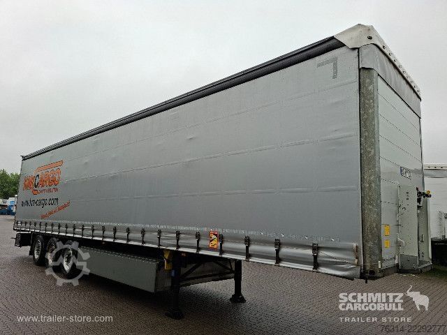 Auflieger mit Pritsche & Plane Schmitz Cargobull Curtainsider Standard Getränke