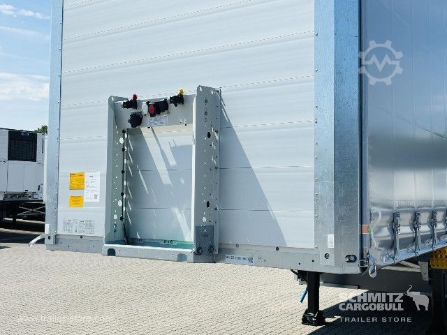 Auflieger mit Pritsche & Plane Schmitz Cargobull Curtainsider Standard Getränke