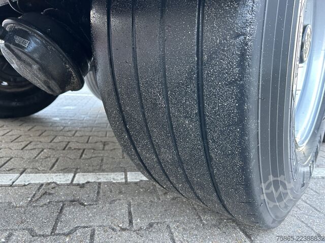 Koffer Kässbohrer Maxima XJ2 / Box / Laadklep 2500 kg / Liftas
