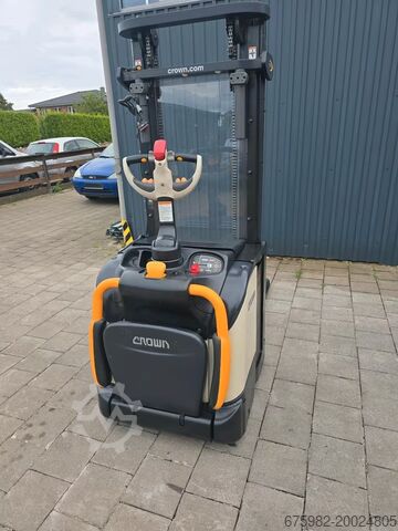 Ride-on high lift pallet truck CROWN ETi 4040