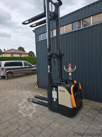 Ride-on high lift pallet truck CROWN ETi 4040