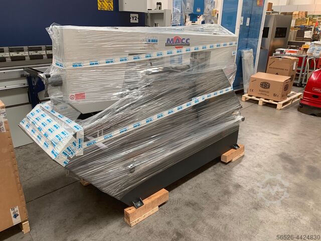 Semi-automatic inverter sawing machine Macc 420 DI