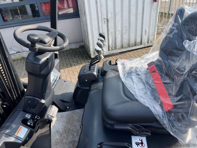 Electric 4-wheel forklift Bobcat B50 XC-7