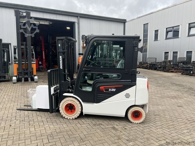 Electric 4-wheel forklift Bobcat B35NS