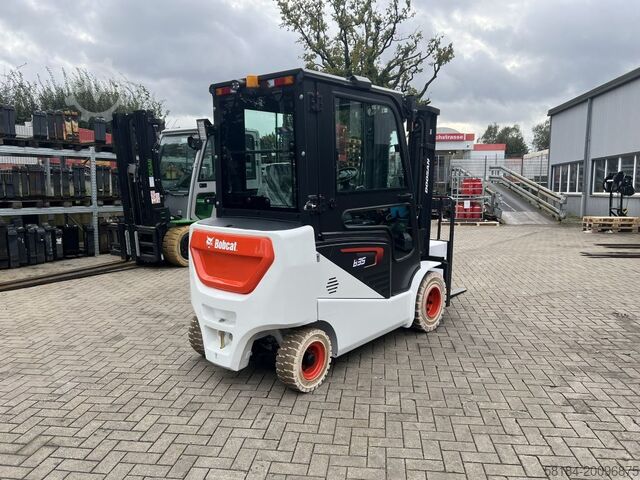 Electric 4-wheel forklift Bobcat B35NS