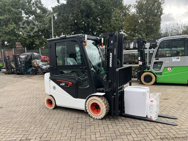 Electric 4-wheel forklift Bobcat B35NS