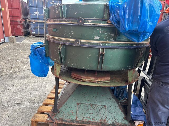 Großes Vibrationssieb Large Vibrating Sieve 