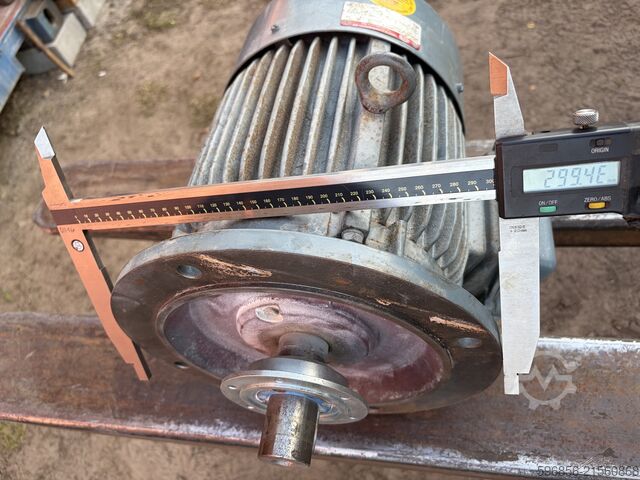 Elektromotor Dietz FDR 132SB/2Q 7,5kW 2920U/min 380V B5 IP54 Silnik elektryczny Dietz FDR 132SB/2Q 7.5kW 2920rpm 380V B5 IP54 Silnik elektryczny Dietz FDR 132SB/2Q 7.5kW 2920rpm 380V B5 IP54