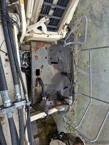 Material handler Sennebogen 830 E K17 (only upperstructure with damaged cabin)