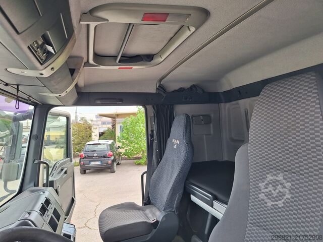 Transporter mit Koffer MAN TGL 8.180N