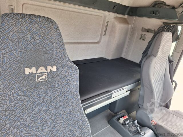Transporter mit Koffer MAN TGL 8.180N