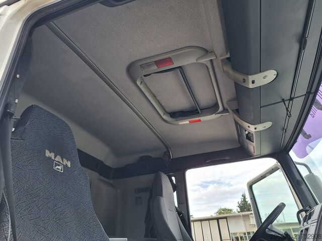 Transporter mit Koffer MAN TGL 8.180N