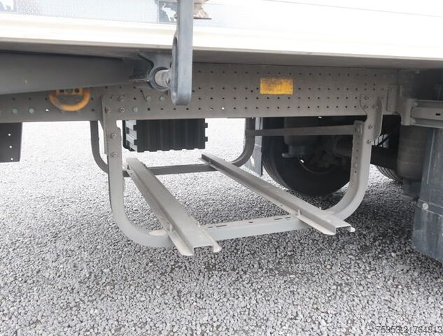 Reefer semitrailer Schmitz Cargobull SKO 24 Rohrbahn Liftachse Carrier Vector HE19