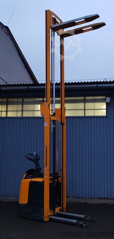 Pallet Stackers Jungheinrich ERC 212 scales