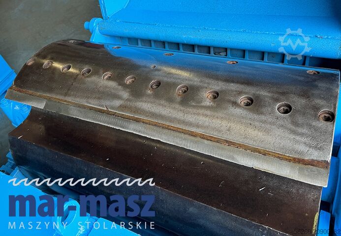 Holzhacker Schredder KLOCKNER 900×180 HS 4 WT z przenośnikiem łańcuchowym typu redler