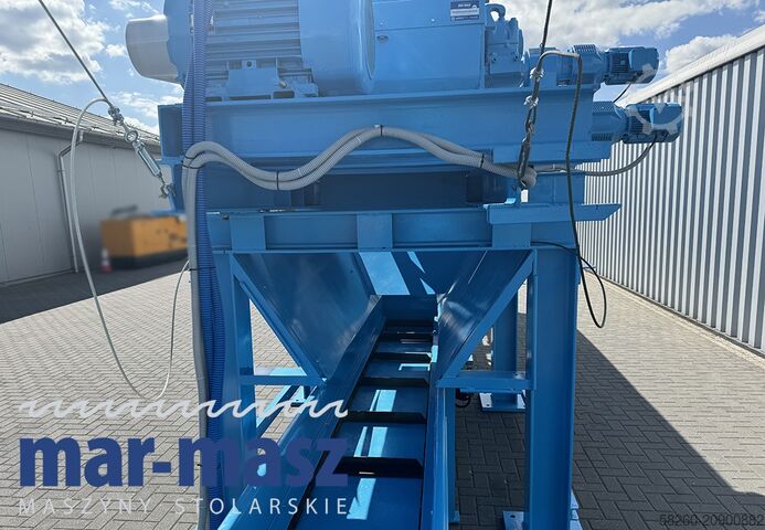 Holzhacker Schredder KLOCKNER 900×180 HS 4 WT z przenośnikiem łańcuchowym typu redler