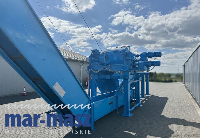 Holzhacker Schredder KLOCKNER 900×180 HS 4 WT z przenośnikiem łańcuchowym typu redler