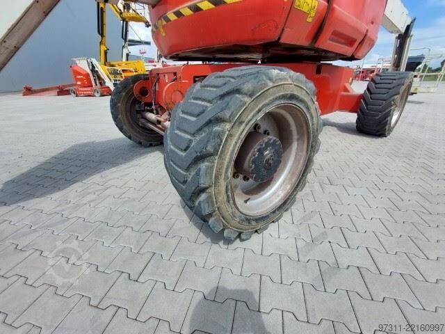 Articulated boom lift JLG 800AJ