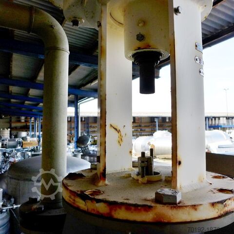630 liter heatable/coolable agitator tank made of V2A with inclined blade agitator  