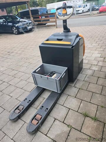 Low-lift pallet truck with driver stand-on platform Crown WT 3020