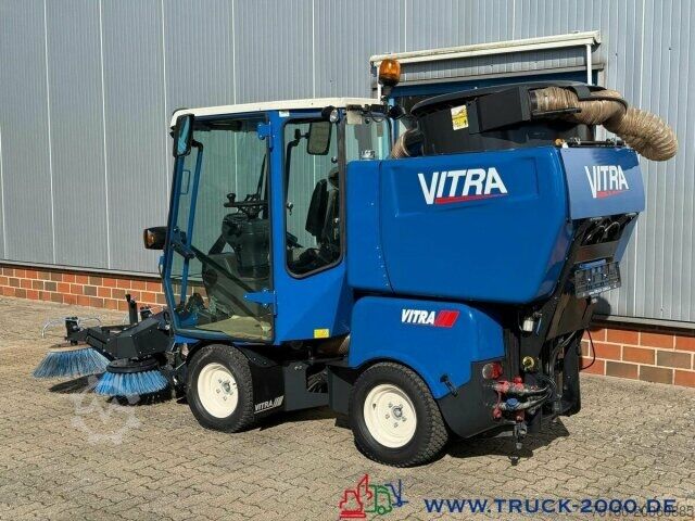 Road sweeper Iseki Iseki VITRA 2030 4x4 - 4 Besensystem Laubsauger