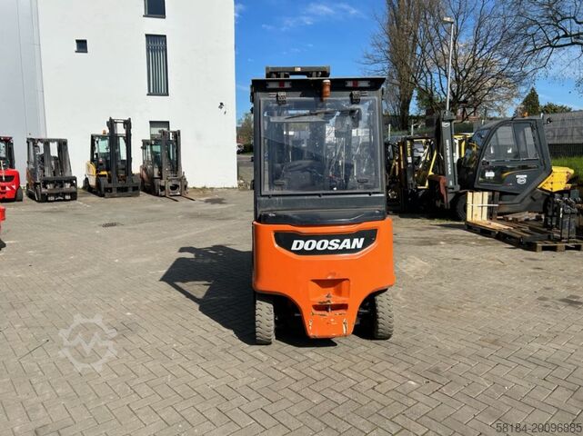 Electric 4-wheel forklift Doosan B35X-7