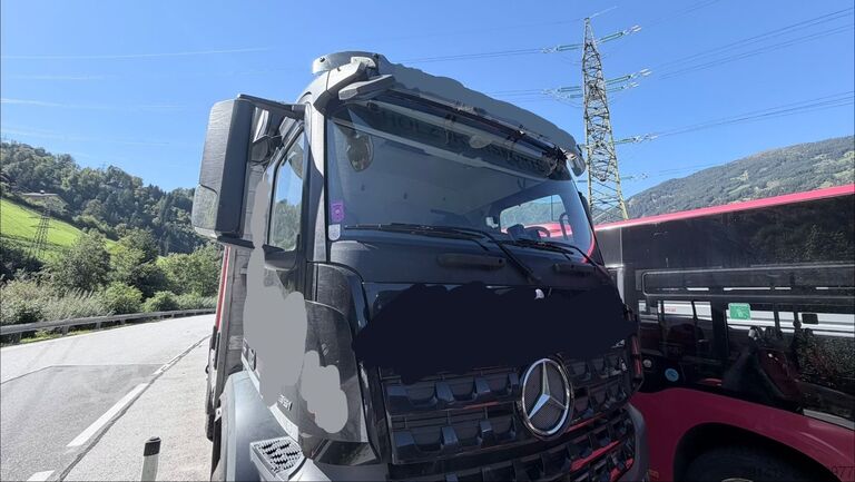 Logging truck MERCEDES-BENZ Arocs 2851 6x4 Holzlkw mit Kran Bj 2015