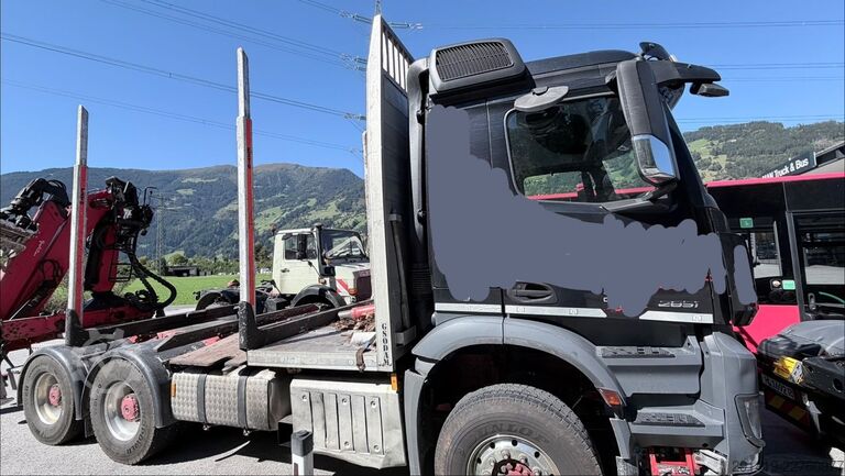 Logging truck MERCEDES-BENZ Arocs 2851 6x4 Holzlkw mit Kran Bj 2015