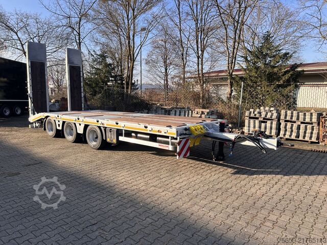 Low loader trailer Möslein TT 34 Zugrohr Gerade  34 t GG Tridem- Tieflader 3 Achs, gelenktNeufahrzeug