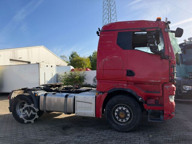 Standard tractor unit MAN TGX 18.470 LOF 4x4 H damaged