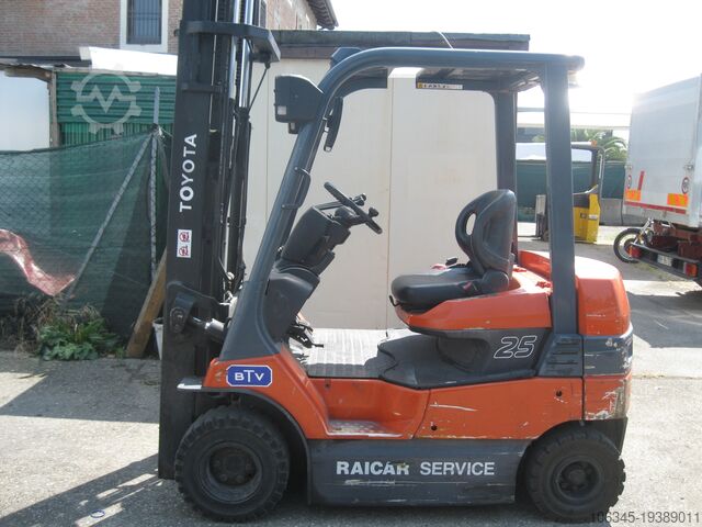 4 wheel forklift TOYOTA 7FBMF25