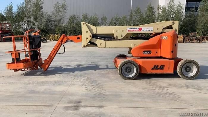 Articulated boom lift JLG E450AJ