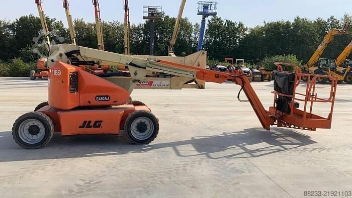 Articulated boom lift JLG E450AJ