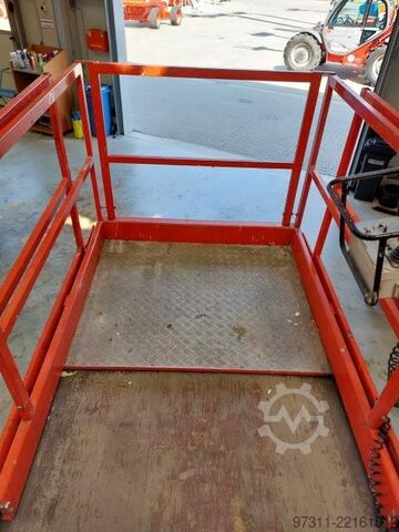 Scissor lift Holland Lift Y-83EL16