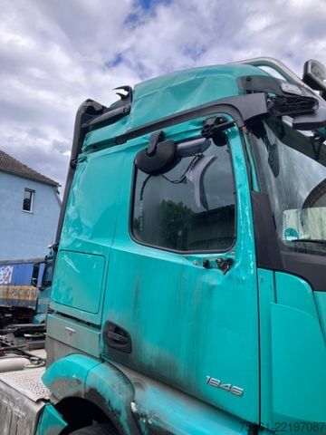 Standard tractor unit MERCEDES-BENZ 1846