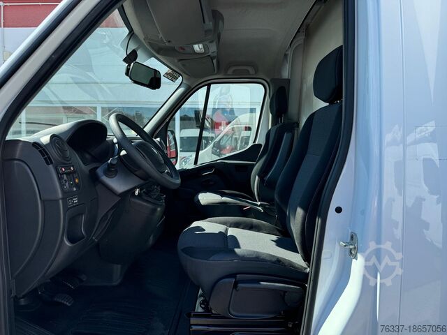 Cattle truck Renault Master Tiertransporter mit Auffahrramp