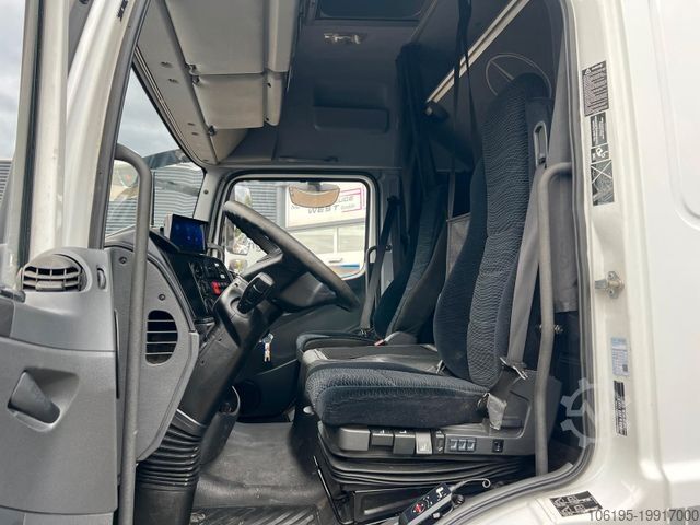 Livestock transporter MERCEDES-BENZ Atego 823 Pferdetransporter *4-Pferde+Zimmer*