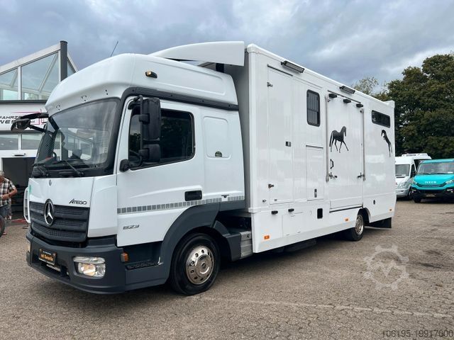 Livestock transporter MERCEDES-BENZ Atego 823 Pferdetransporter *4-Pferde+Zimmer*