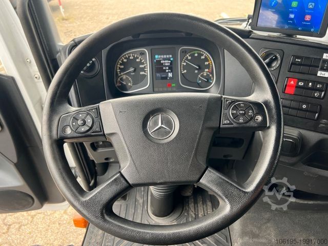 Livestock transporter MERCEDES-BENZ Atego 823 Pferdetransporter *4-Pferde+Zimmer*