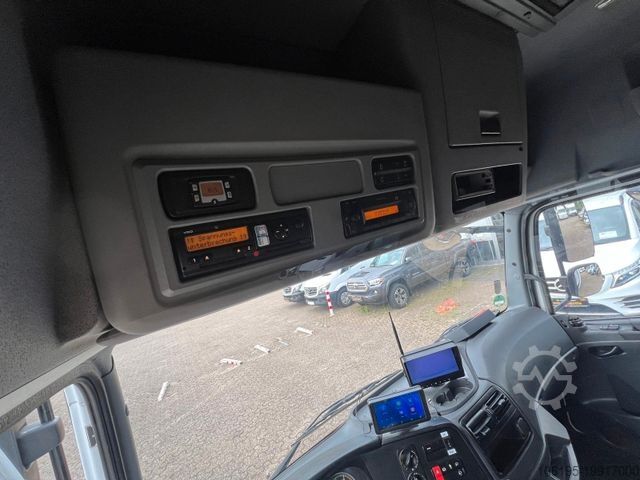 Livestock transporter MERCEDES-BENZ Atego 823 Pferdetransporter *4-Pferde+Zimmer*