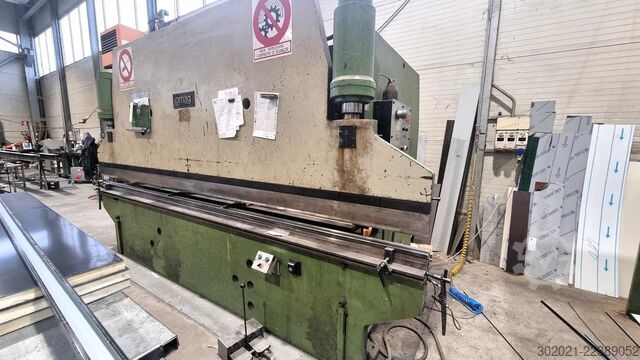 Hydraulische Abkantpresse und Tafelschere Omag 