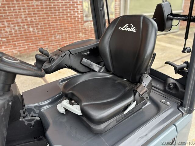 Electric 3-wheel forklift Linde E14-02