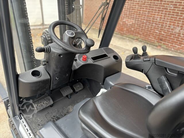 Electric 3-wheel forklift Linde E14-02