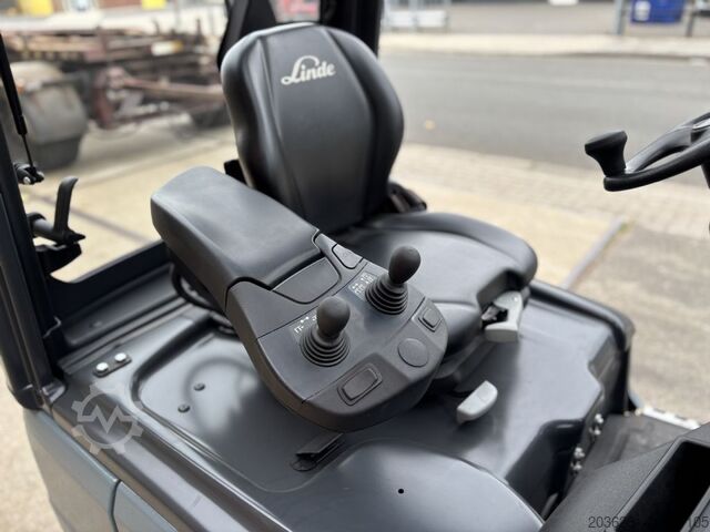 Electric 3-wheel forklift Linde E14-02