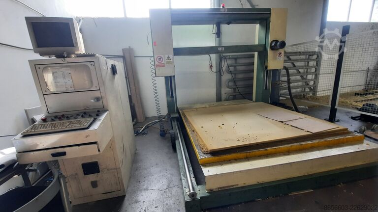CNC-Säge zum Schneiden von Schaumstoff DB 2447